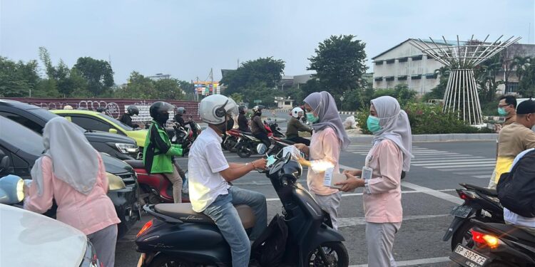 Dari Pelayanan Medis ke Aksi Sosial, RSIA Royal Medika Bersama Mahasiswa Politeknik Peduli Kesehatan Warga Batam